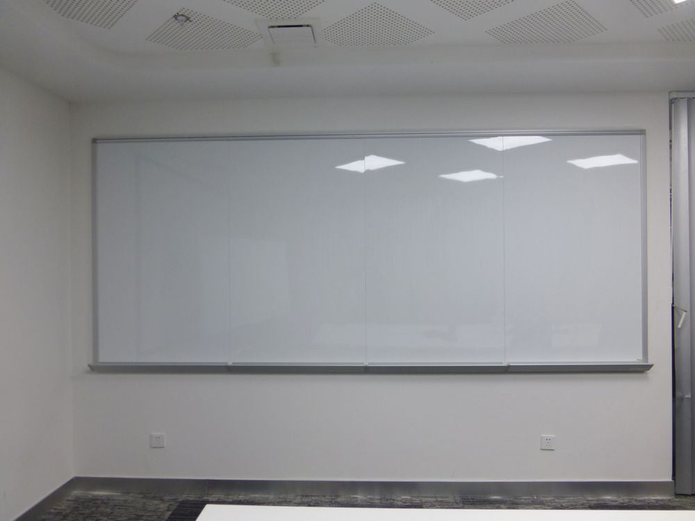 What are the main characteristics of Madic magnetic whiteboard?